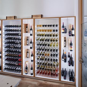 Sistema de botelleros Piemont, madera de abeto, lacado en blanco con borde de aliso chapado en marrón claro